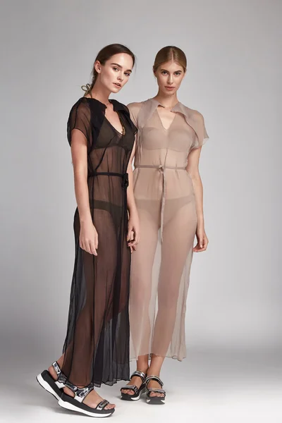Bella moda sexy due donne bruna e bionda — Foto Stock