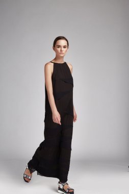 Güzel glamour seksi kadın sarı saç uzun giymek 