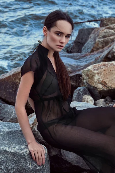 ポートレート美しいセクシーな完璧な女性モデルブルネットファッション — ストック写真