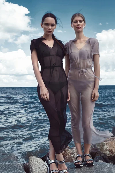 Дві красиві сексуальні ідеальні жінки леді одяг носити шовкову сукню — стокове фото