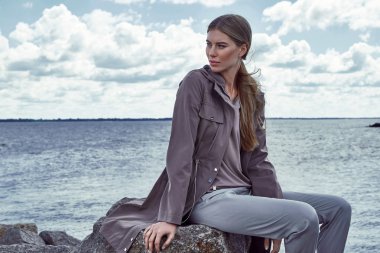 Uzun saçlı ve yumuşak güzel seksi genç sarışın kadın