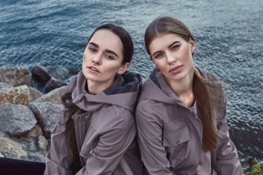 İki güzel seksi kadın plajsu giymek yürümek 