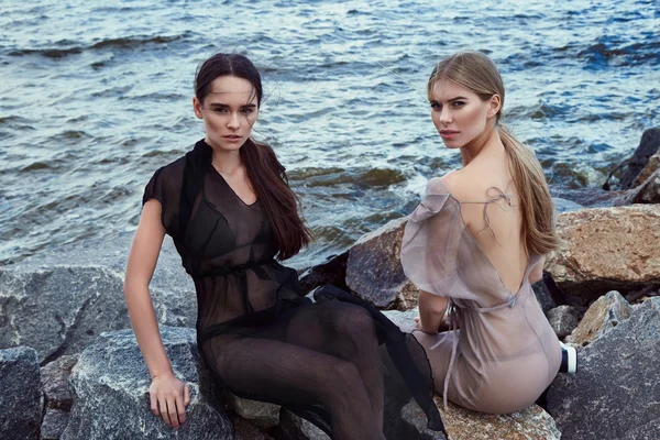 美しいセクシーな女性ファッションモデルブロンドとブルネット — ストック写真