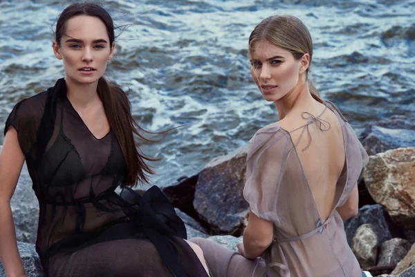 Две красивые сексуальные девушки подруги стиль одежды носить шелковое платье — стоковое фото