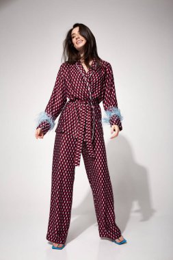 Güzel, seksi bir kadın. Yüzü doğal makyajlı, esmer, ipek kumaşlı, takım elbiseli, bluzlu, tüylü, rahat bir ev elbisesi, lüks bir pijama partisi, çekici bir manken..