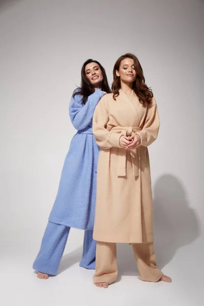 Дві Красиві Сексуальні Жінки Друзі Носять Повсякденний Одяг Додому Бежевий — стокове фото
