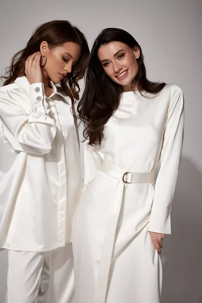 Two Beautiful Brunette Woman Luxury Lifestyle Bright Makeup Wear Natural — Stock Photo, Image