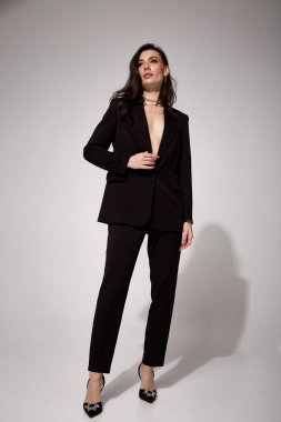 Moda mankeni, koyu renk saç stili, güzel, güzel, güzel, sıska, vücut şekli, estetik makyaj yüzü, siyah moda kıyafetler, ipek ceket, ayakkabı stüdyosu arka planı..