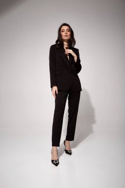 Moda mankeni, koyu renk saç stili, güzel, güzel, güzel, sıska, vücut şekli, estetik makyaj yüzü, siyah moda kıyafetler, ipek ceket, ayakkabı stüdyosu arka planı..