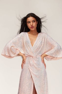 Güzel, güzel bir kadın. Uzun esmer, çekici, çekici, lüks bir hayat tarzı. Parti buluşması için uzun, açık renk elbiseler giy..