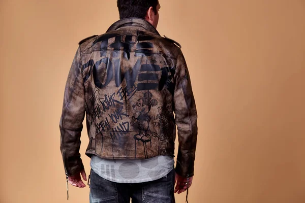 Hombres Guapos Fondo Marrón Estudio Moda Colección Estilo Desgaste Chaqueta —  Fotos de Stock