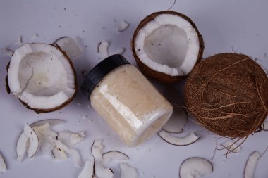 Sulu taze hindistan cevizi tropikal süper yiyecekler organik beslenme sağlıklı yaşam tarzı kavanozu sütlü tatlı şekersiz diyet ya da vücut bakım kremi için kozmetik.