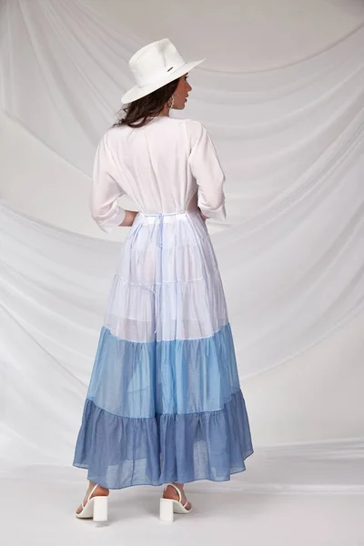 Όμορφη Σέξι Γυναίκα Φορούν Γαλάζιο Πολύχρωμο Φόρεμα Καλοκαιρινή Συλλογή Μετάξι — Φωτογραφία Αρχείου