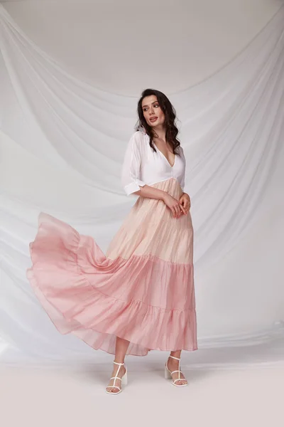 Hermosa Mujer Sexy Desgaste Luz Rosa Vestido Multicolor Colección Verano — Foto de Stock