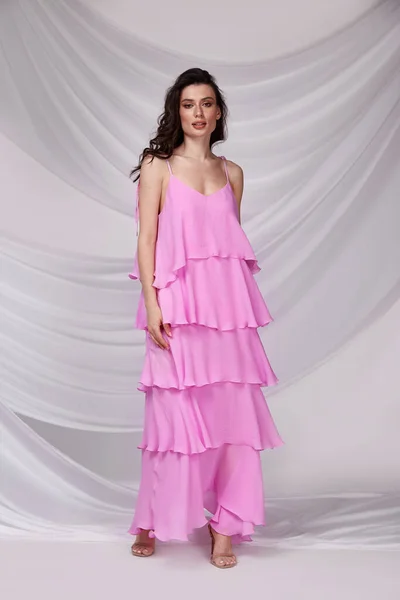 Όμορφη Σέξι Γυναίκα Φορούν Φως Μακρύ Ροζ Χρώμα Φόρεμα Καλοκαιρινή — Φωτογραφία Αρχείου