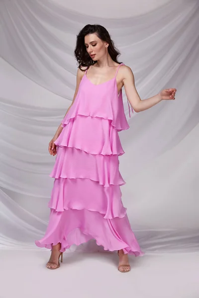 Hermosa Mujer Sexy Usar Luz Largo Vestido Color Rosa Colección — Foto de Stock