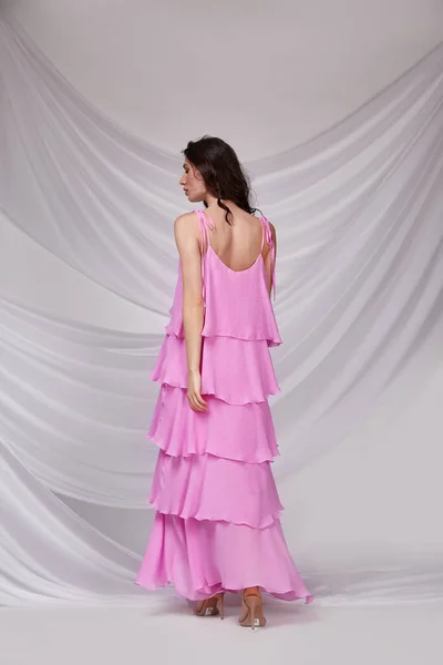 Hermosa Mujer Sexy Usar Luz Largo Vestido Color Rosa Colección — Foto de Stock