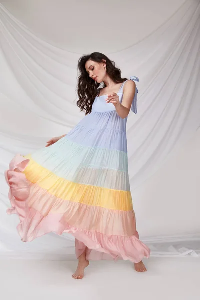 Hermosa Mujer Sexy Usar Luz Multicolor Vestido Seda Colección Verano — Foto de Stock