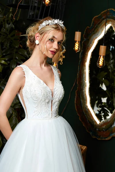 Bella Donna Sposa Modello Moda Capelli Biondi Trucco Luminoso Bella — Foto Stock