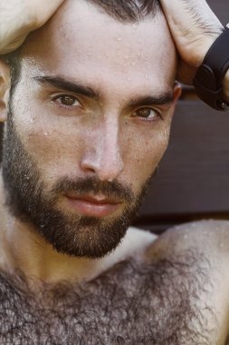 yakışıklı erkek moda portresi ile su yüzüne koyu kahverengi gözleri sakal ve bıyık bırakma