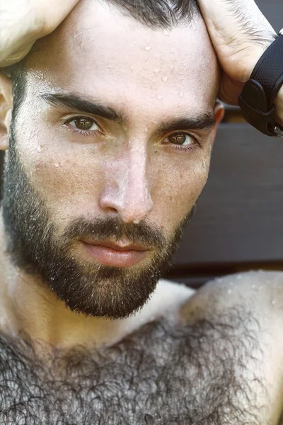 Mode Portrait de beau mec masculin avec une goutte d'eau sur le visage avec des yeux foncés marron Barbe et moustache — Photo