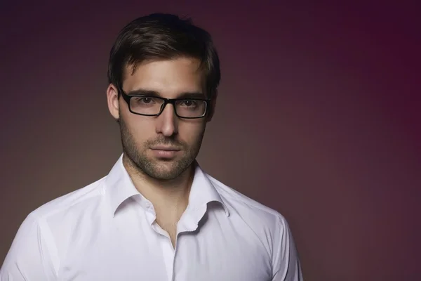 Retrato de apuesto empresario inteligente como Financiero o agente o gerente en gafas y camisa blanca —  Fotos de Stock