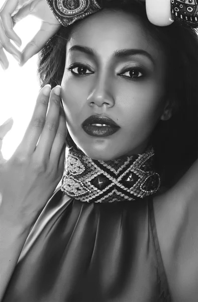Czarno-białe moda piękny portret pięknej mulat z ciemną skórą, włosami i czerwonymi ustami w tradycyjnych akcesoria etnicznych i bransoleta na rękę — Zdjęcie stockowe