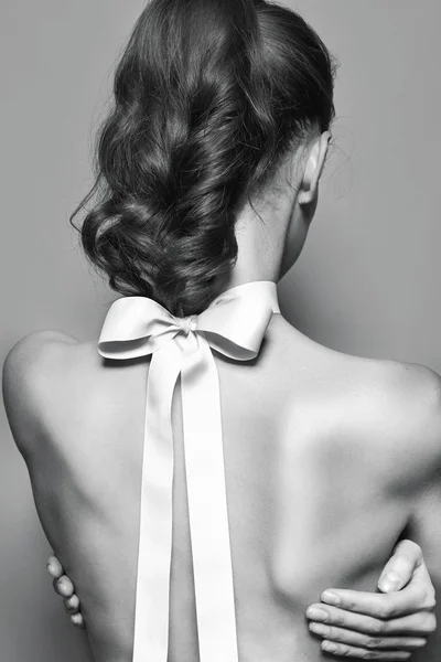 Černá a bílá řízení módní portrét krásné jemné mladá bruneta žena s hedvábí luk na krku — Stock fotografie