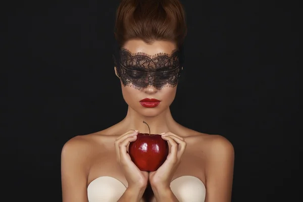 Jovem bela mulher sexy com renda escura nos olhos ombros nus e pescoço, segurando grande maçã vermelha para desfrutar do sabor e estão fazendo dieta, sentindo tentação, dentes paixão sexo lábios vermelhos — Fotografia de Stock