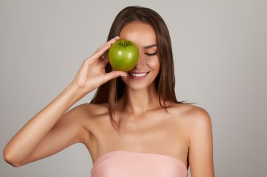 güzel bir seksi kız siyah saçlı, çıplak omuz ve boyun, büyük holding yeşil elma tadını çıkarın ve diyet çoğu genç, sağlıklı beslenme ve organik gıdalar, günaha, saç şampuanı duygu