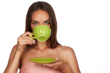 genç güzel seksi kız siyah saçlı, çıplak omuz ve boyun, büyük yeşil fincan kahve ya da çay tadını holding ve diyet, sağlıklı içme, duygu günaha ve gevşeme