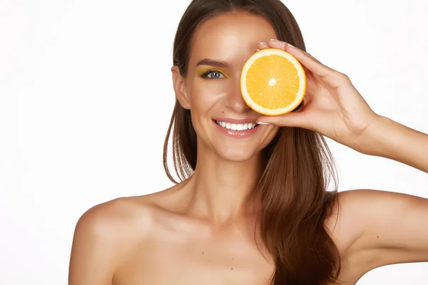 Hermosa mujer joven sexy con una piel sana perfecta y maquillaje largo cabello castaño día hombros desnudos sosteniendo naranja limón pomelo alimentación saludable dieta dieta pérdida de peso — Foto de Stock