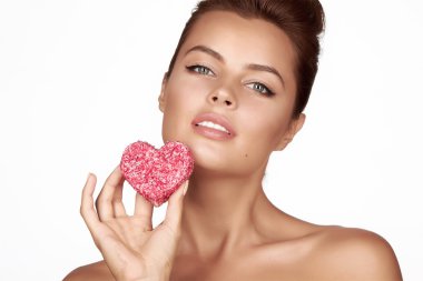 güzel seksi esmer kadın beyaz arka plan, sağlıklı gıda, lezzetli, organik, romantik Sevgililer günü kalp şeklinde pasta yemek