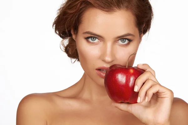 Jonge mooie sexy meisje met donkere krullend haar, blote schouders en nek, grote rode appel om te genieten van de smaak houden en zijn op dieet zijn, gezond eten en biologische voeding, gevoel verleiding, glimlach, tanden — Stockfoto