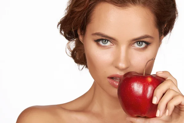 Joven hermosa chica sexy con pelo rizado oscuro, hombros desnudos y cuello, sosteniendo la manzana roja grande para disfrutar del sabor y están a dieta, alimentación saludable y alimentos orgánicos, sensación de tentación, sonrisa, dientes — Foto de Stock