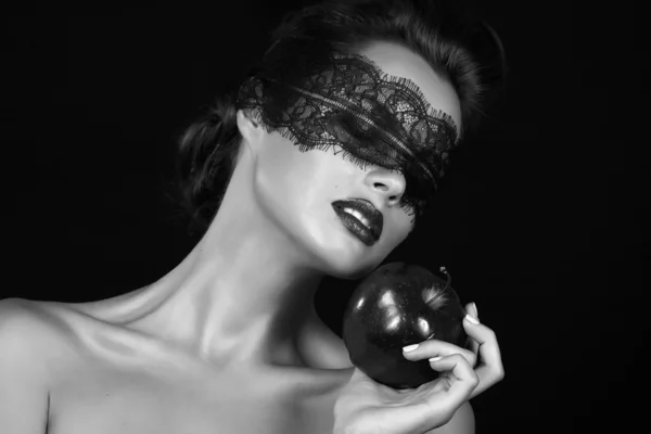 Hermosa bruja joven bruja con un vendaje de encaje negro sosteniendo manzana madura magia brujería tentada a morder cuento Bella Durmiente Halloween —  Fotos de Stock