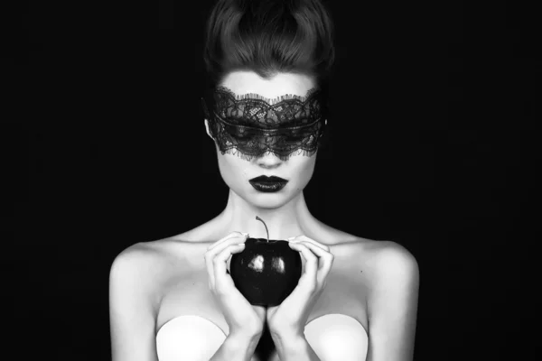 Прекрасная юная ведьма колдунья с повязкой черное кружево держа спелое яблоко магия колдовства искушалась укусить сказку Спящая красавица Хэллоуин — стоковое фото