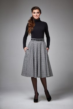 Akşam toplantıları ve yürüyüşler için makyaj giyim iş kadını 