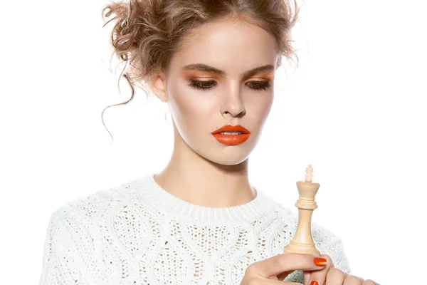 Beautiful woman with evening make-up holding a king chess piece — Stock Photo, Image