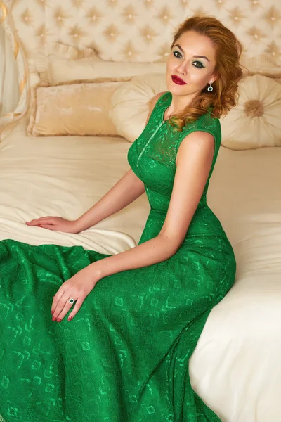 Beautiful woman in evening dress and diamond earrings — Stock Photo, Image