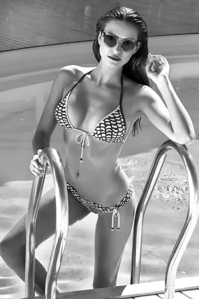 Сексуальная женщина загорает у бассейна и веселится на пляжной вечеринке — стоковое фото