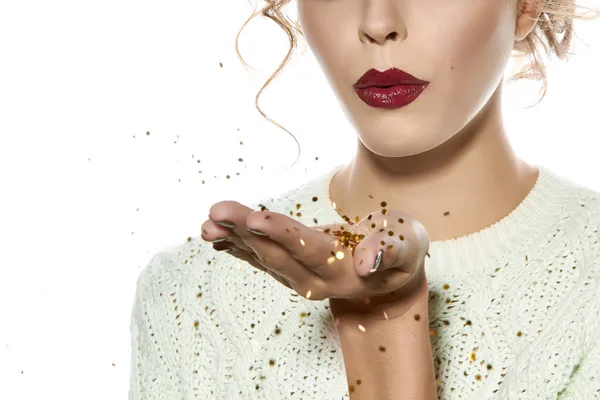 Bella ragazza con paillettes d'oro colpo trucco serale — Foto Stock