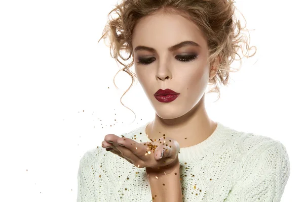 Mooi meisje met make-up klap gouden lovertjes avond — Stockfoto