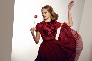 Güzel seksi kadın ipek elbise Stick şeker dudaklı