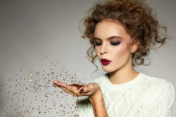 Menina bonita com maquiagem noite lantejoulas de ouro golpe Fotografia De Stock