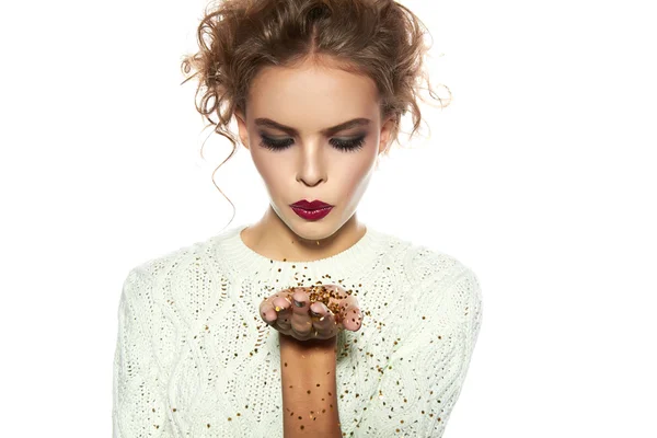 Bella ragazza con paillettes d'oro colpo trucco serale — Foto Stock