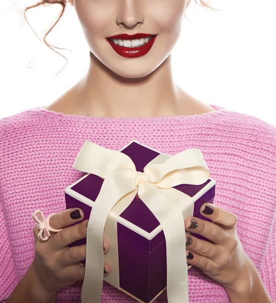 Hermosa mujer con maquillaje de noche toma caja con regalo —  Fotos de Stock