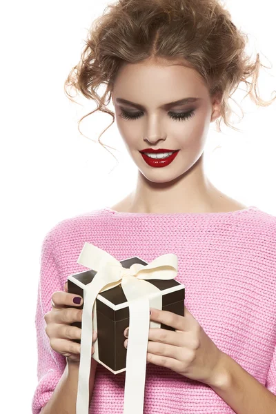 Beautiful woman with evening make-up takes box with present — Stock Photo, Image