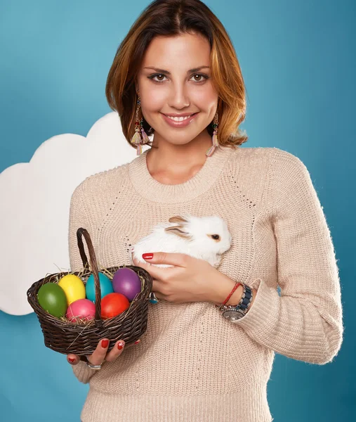 白い小さなイースターのウサギを持った美しい女性浴した卵 — ストック写真