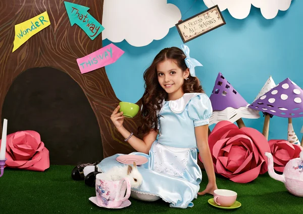 长的漂亮的小女孩听到兔子蓝色连衣裙 — 图库照片